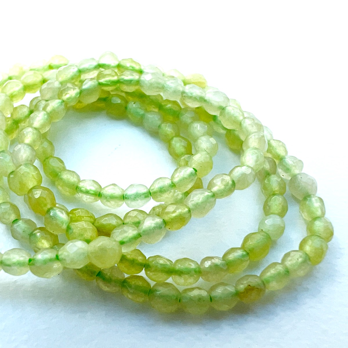 Jade perler rund facetteret 2 mm Lime – (hel streng)
